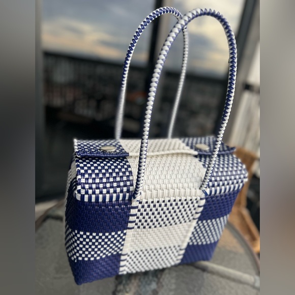 Such a beautiful mix of colors. An elegant and sophisticated way to go out. - Picture 7 of 11